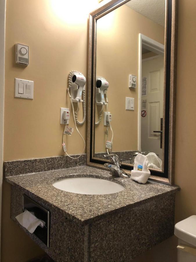 Selkirk Inn Golden Luaran gambar