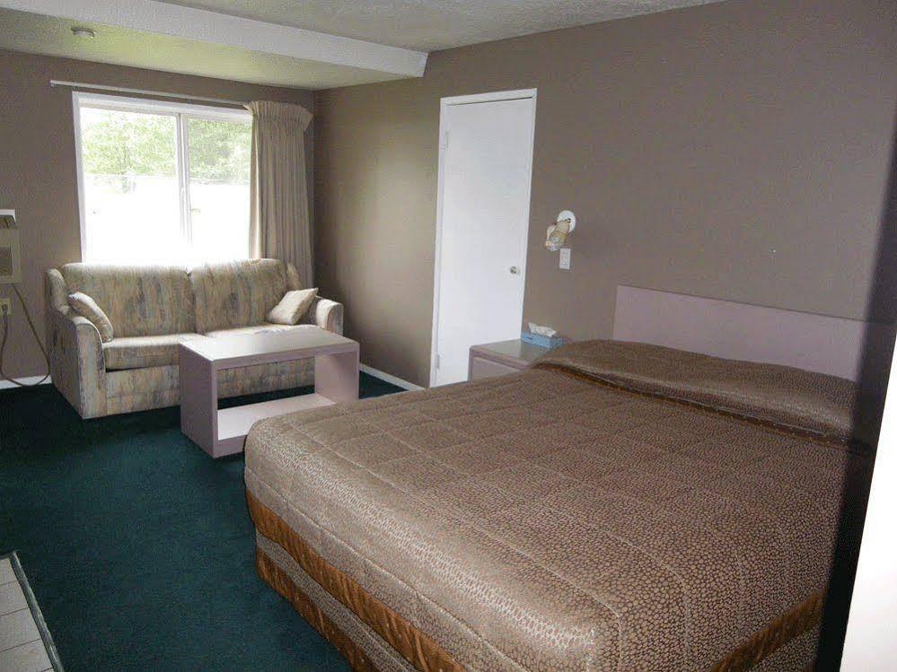 Selkirk Inn Golden Luaran gambar