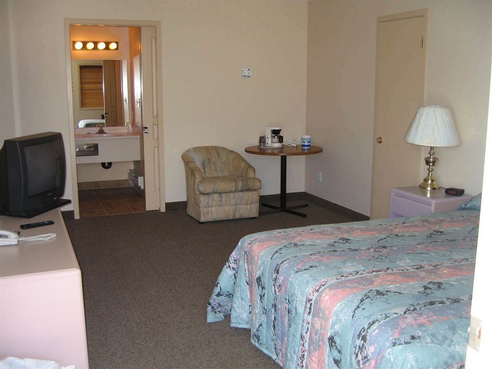 Selkirk Inn Golden Luaran gambar