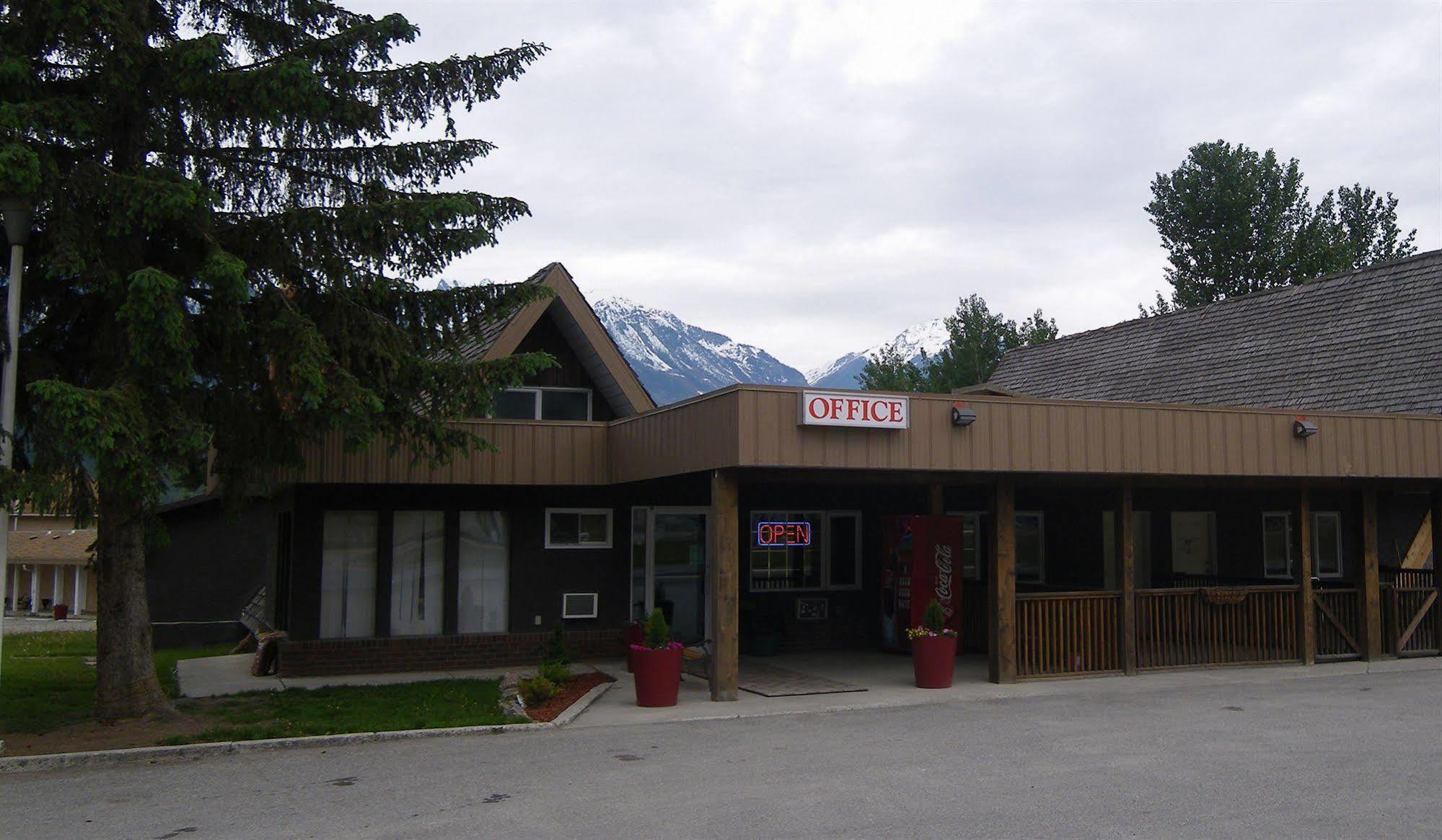 Selkirk Inn Golden Luaran gambar