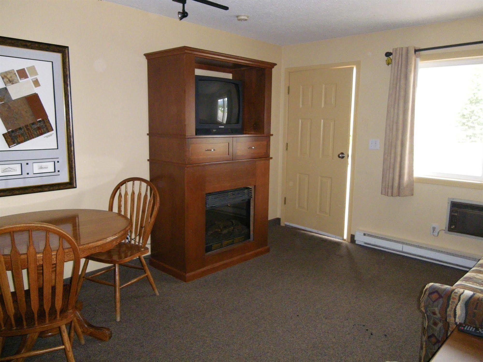 Selkirk Inn Golden Luaran gambar