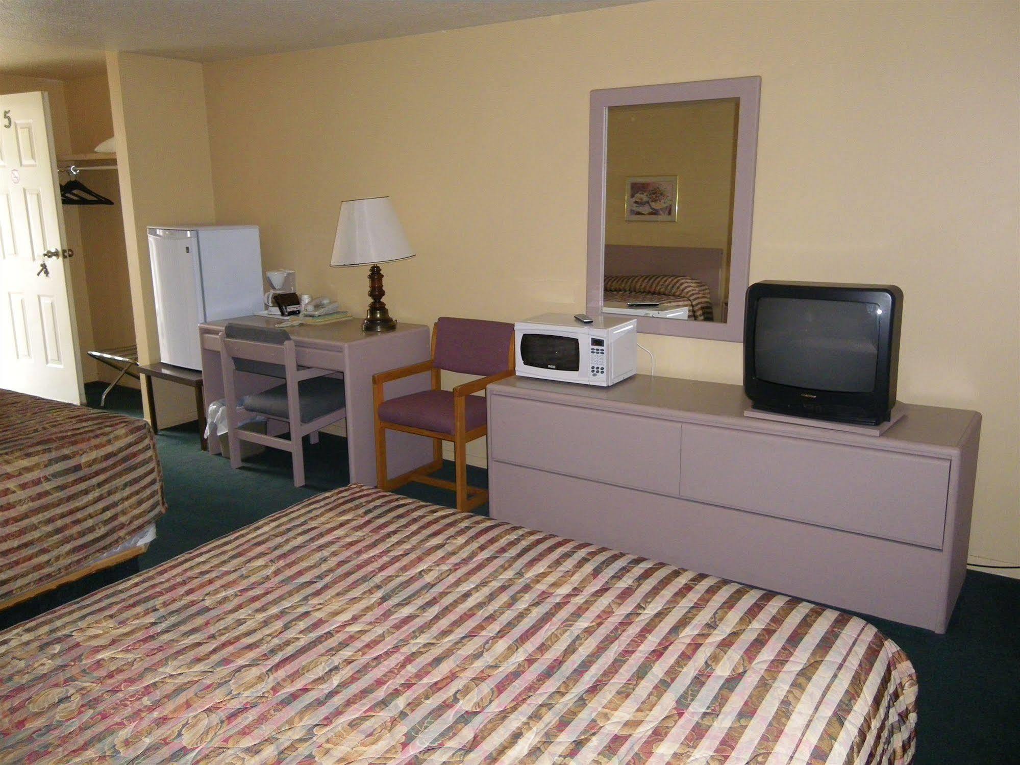 Selkirk Inn Golden Luaran gambar