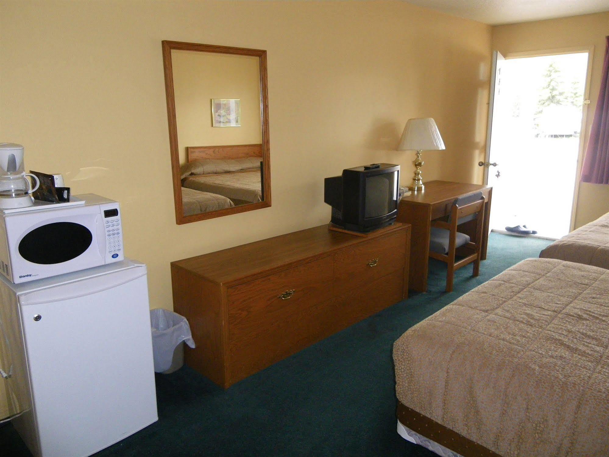 Selkirk Inn Golden Luaran gambar