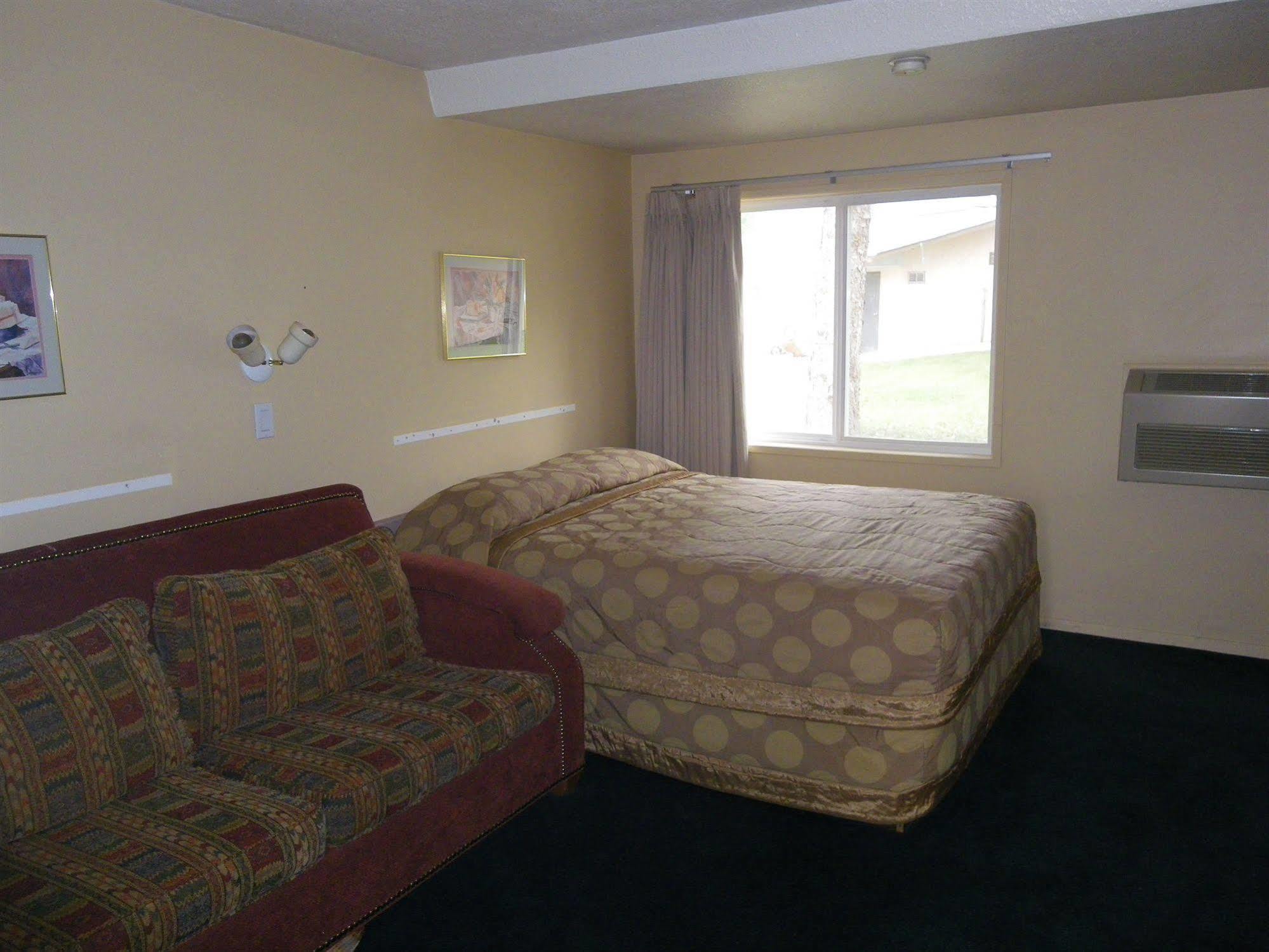 Selkirk Inn Golden Luaran gambar