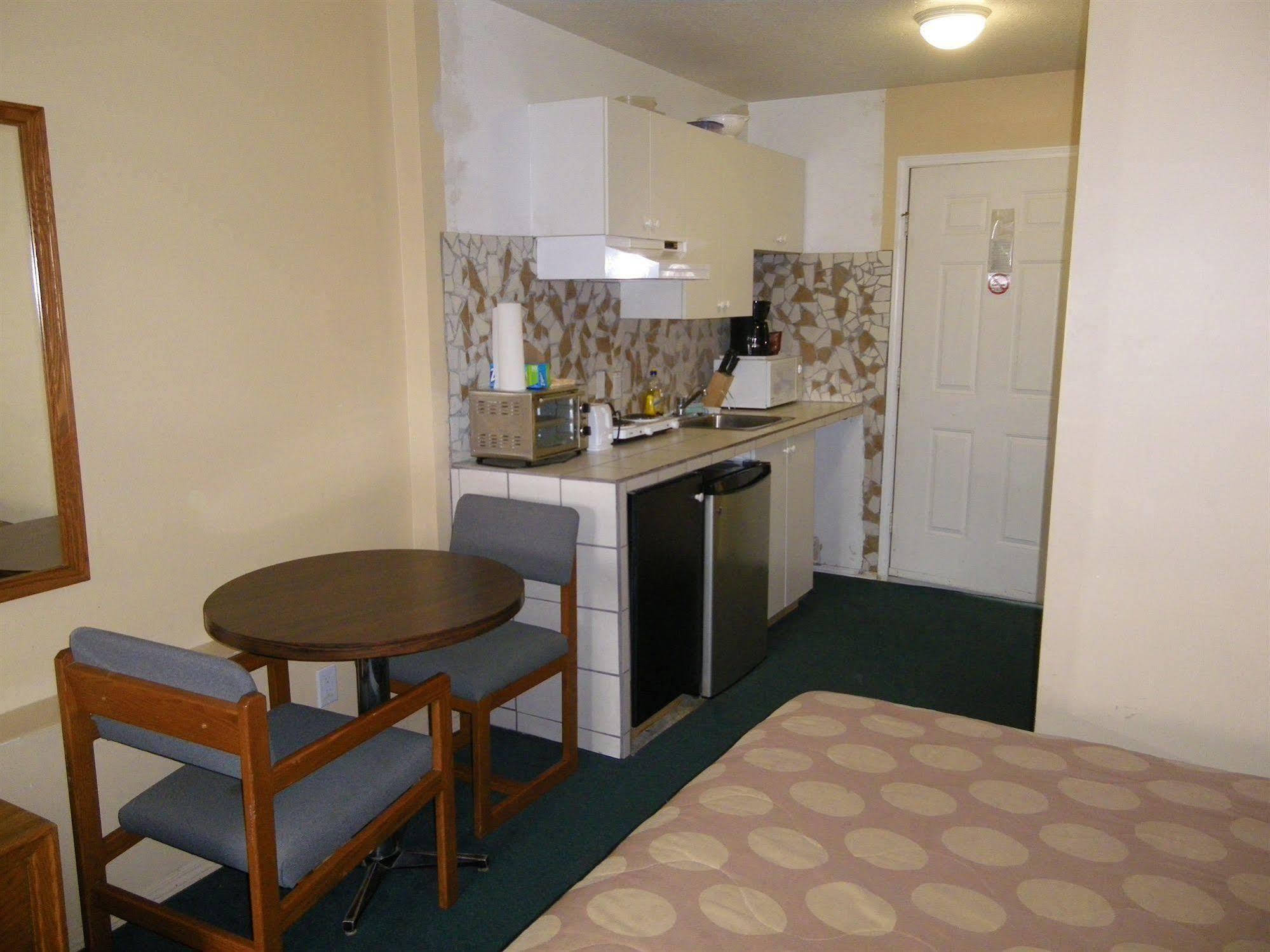 Selkirk Inn Golden Luaran gambar