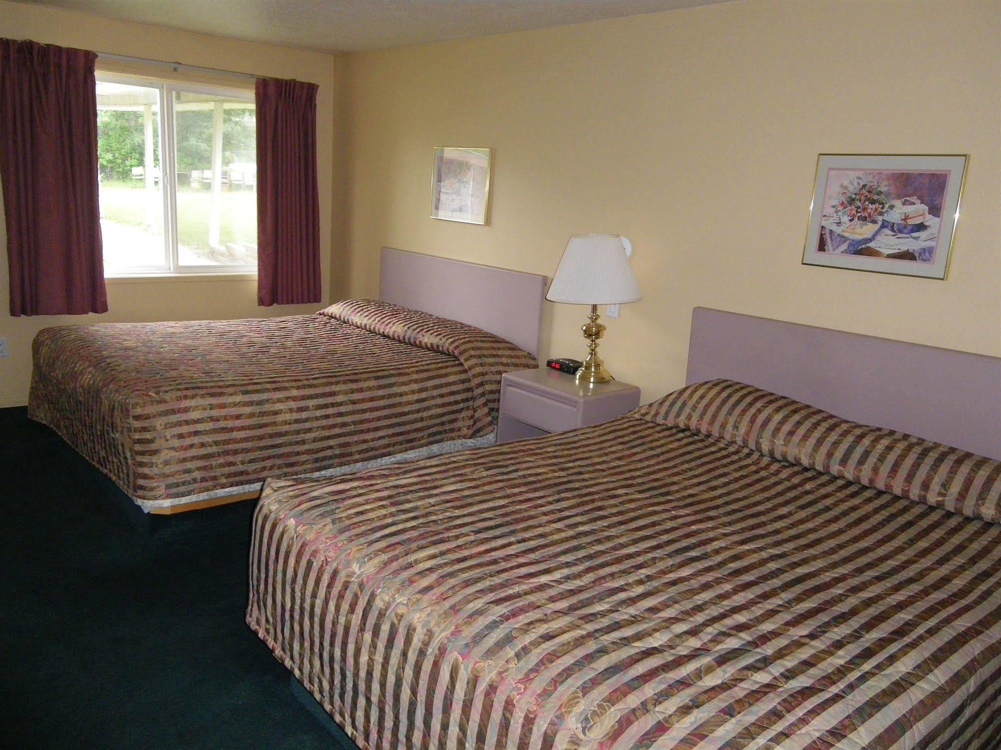 Selkirk Inn Golden Luaran gambar